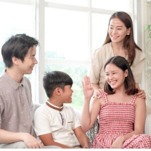 ¿Por qué se deteriora una familia y cómo sanarla? 2 Madre y sus tres hijos dialogando amablemente en la sala