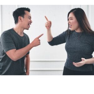 Pareja discutiendo por celos destructivos y celotipia