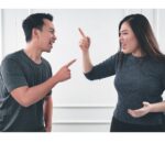 Pareja alzandose la voz y reclamandose mutuamente