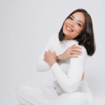 Mujer dandose un fuerte abrazo a si misma.