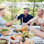 Familia reunida en la mesa brindando y compartiendo un momento de unión y alegría.