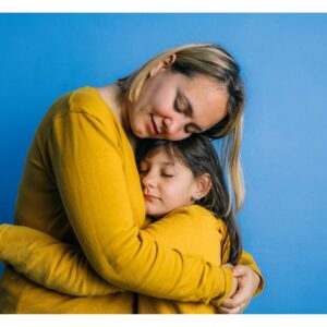 10 Claves Importantes de la guía de crianza saludable para familias 3 Mamá abrazando fuerte a su hija
