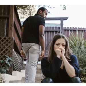 Celos destructivos en la familia: guía emocional para manejarlos 1 Hombre alejándose de mujer enojado, en unas escalas