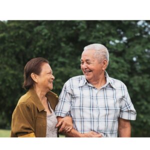 Celos destructivos en la familia: guía emocional para manejarlos 3 Pareja de adultos sonriendo y disfrutando de una caminata