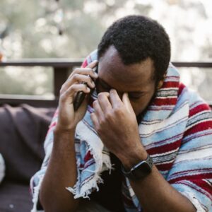 Fortaleza emocional: 3 pasos para convertir el dolor en esperanza 2 Hombre con la cabeza baja , escuchando una mala noticia por el celular