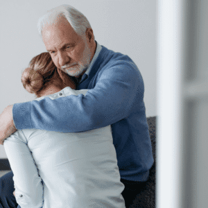 Pareja abrazándose durante un proceso de duelo emocional