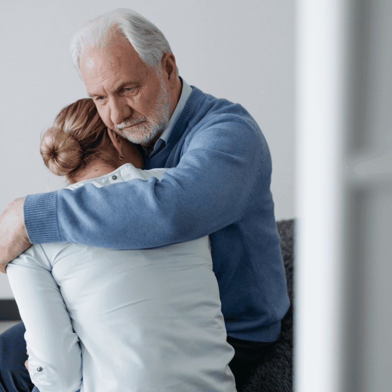 Pareja abrazándose durante un proceso de duelo emocional