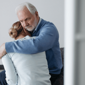 Fortaleza emocional: 3 pasos para convertir el dolor en esperanza 1 Hombre adulto abrazando la esposa en lugar fresco de la casa
