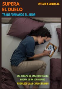 Fortaleza emocional: 3 pasos para convertir el dolor en esperanza 4 Mujer joven recogida en la cama observando foto de familires fallesidos.